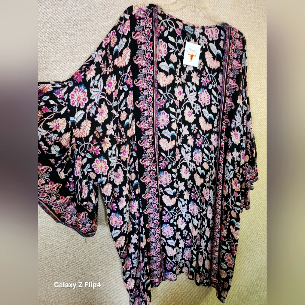 Wide sleeve kimono says small but is kind of oversized